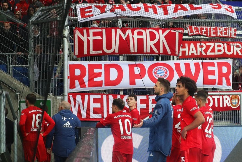 Suporter menggelar spanduk protes pada laga Bayern Muenchen vs Hoffenheim, Sabtu (29/2). (ilustrasi)