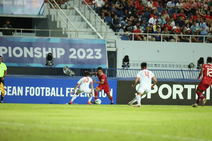 Suporter menyaksikan pemain Timnas Indonesia U-23, Robi Darwis, menggiring bola saat melawan Timnas Vietnam U-23 dalam pertandingan Final Piala AFF U-23 2023 di Stadion Rayong, Thailand, Sabtu (26/8/2023). 