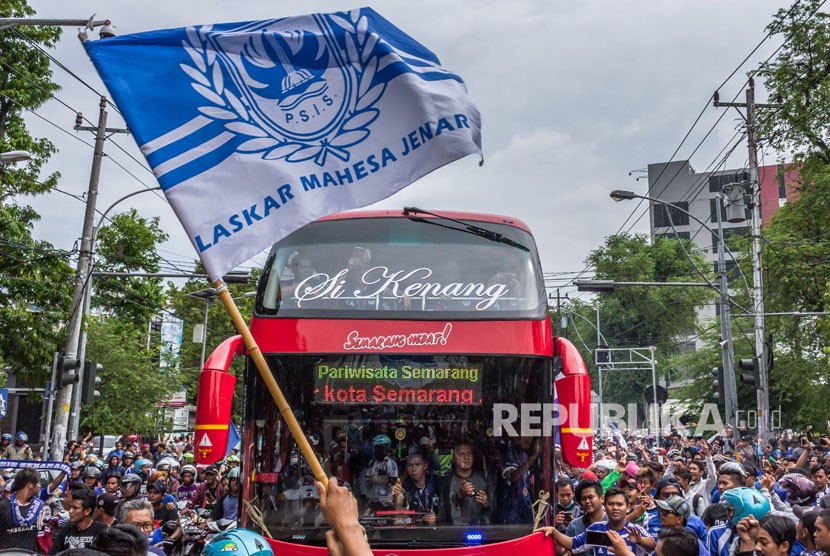 Suporter menyambut kedatangan bus rombongan Tim PSIS Semarang saat konvoi perayaan lolosnya tim sepak bola tersebut ke Liga 1, di Semarang, Jawa Tengah, Kamis (30/11).