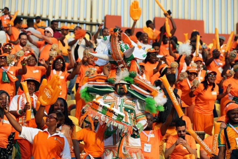 Suporter Pantai Gading merayakan kemenangan tim nasional mereka.