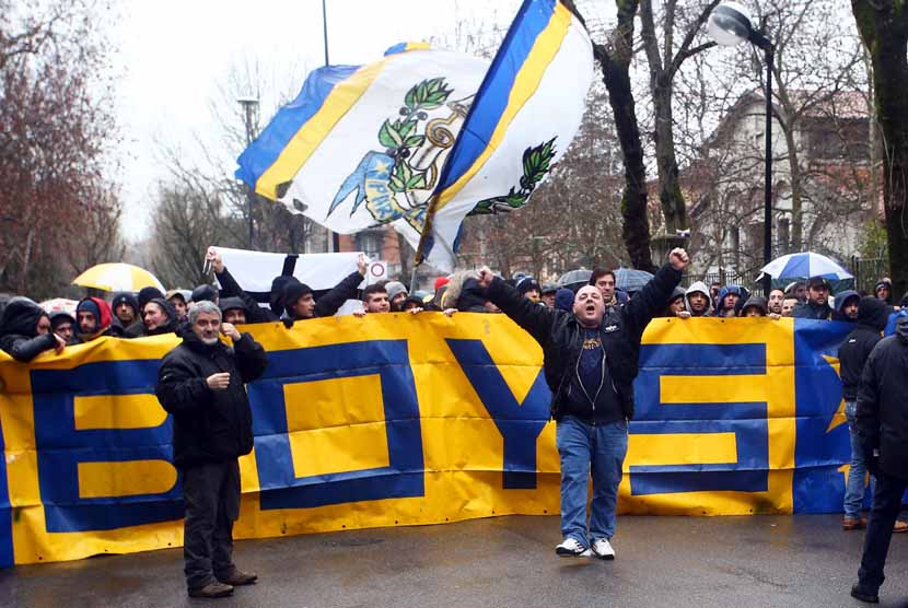 Suporter Parma menggelar aksi protes di Parma, Italia, jelang laga lawan Udinese pekan lalu. 