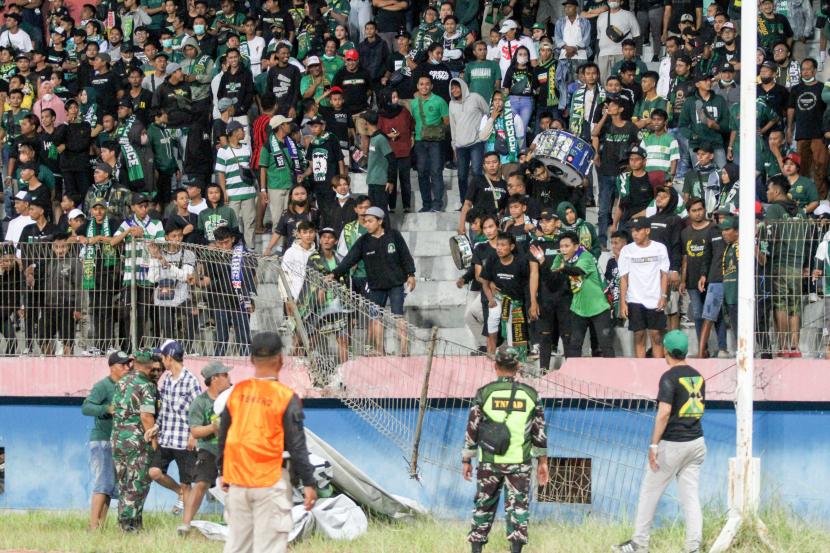 Suporter Persebaya merusak pagar pembatas usai timnya kalah dari Rans Nusantara FC seusai pertandingan Liga 1 di Stadion Gelora Delta Sidoarjo, Jawa Timur, Kamis (15/9/2022). Kericuhan penonton tersebut diduga dipicu oleh kekecewaan terhadap kekalahan Persebaya melawan Rans Nusantara FC. 