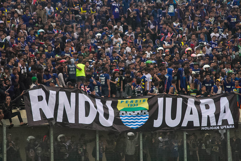 Suporter Persib atau bobotoh di Stadion Jalak Harupat Kabupaten Bandung.