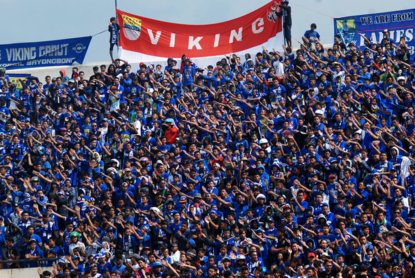 Suporter Persib atau bobotoh di Stadion Jalak Harupat Kabupaten Bandung.