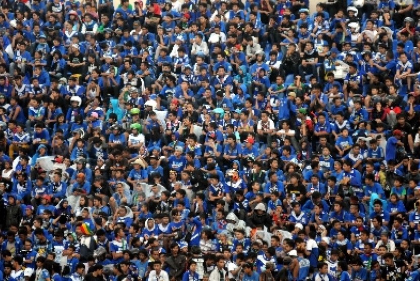 Suporter Persib Bandung, Bobotoh di laga melawan DC United di Stadion Jalak Harupat, Jumat (6/12). 