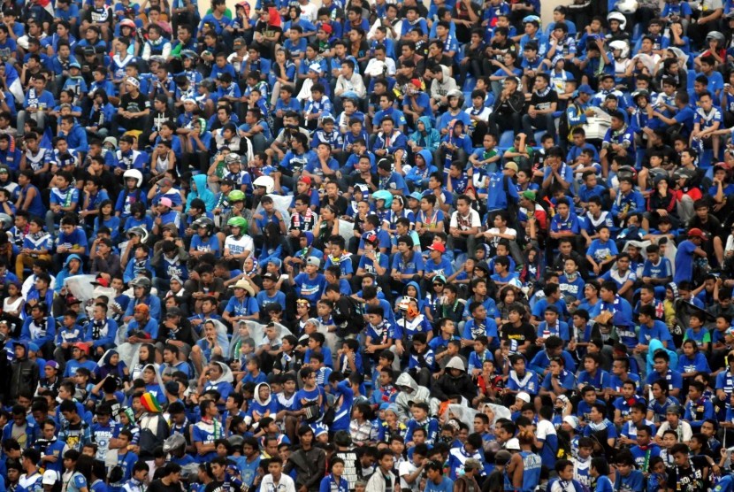 Suporter Persib Bandung memadati stadion sebelum pertandingan persahabatan melawan DC United dalam rangka DC United Indonesia Tour 2013 di Stadion Jalak Harupat, Bandung, Jabar, Jumat (6/12).