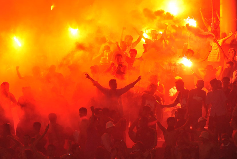  Suporter Persib Bandung menyalakan kembang api pada selebrasi pemenang final ISL 2014 di Stadion Gelora Sriwijaya Jakabaring Palembang, Jumat (7/11). (Antara/Feny Selly)