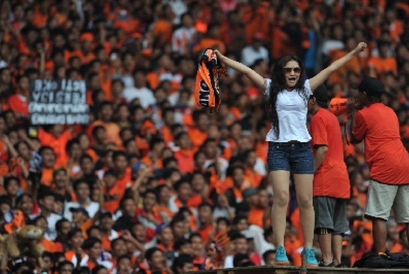 Suporter Persija memberikan dukungan untuk timnya dalam laga Liga Super Indonesia di Stadion Gelora Bung Karno, Jakarta, Ahad (9/3). 