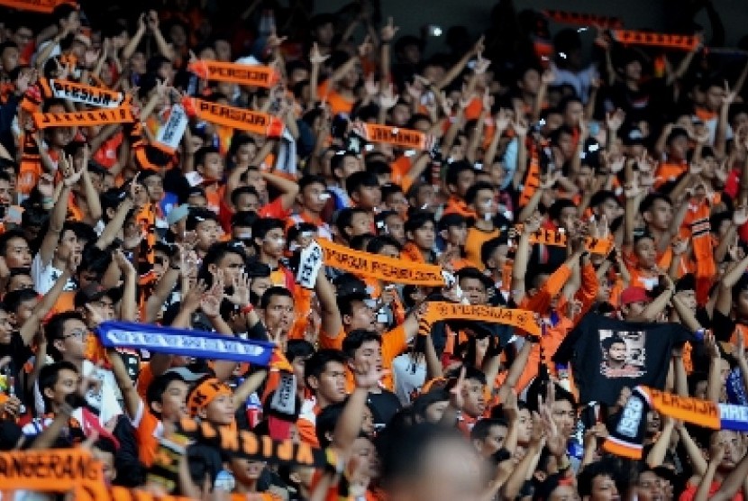 Suporter Persija memberikan dukungan untuk timnya dalam laga Liga Super Indonesia di Stadion Gelora Bung Karno, Jakarta, Ahad (9/3). 