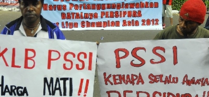 Suporter Persipura Jayapura melakukan aksi demo di kantor PSSI, Jakarta, memprotes tindakan PSSI yang mencoret Tim Mutiara Hitam dari Liga Champions Asia. 