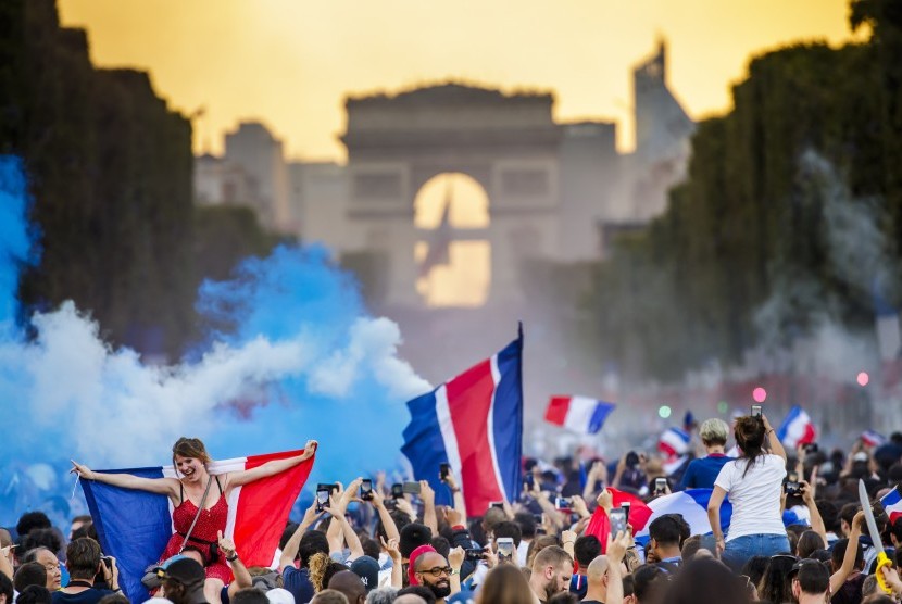 Suporter Prancis menyemut merayakan keberhasilan timnas kesayangan mereka menjuarai Piala Dunia 2018 di Paris, Prancis, Senin (16/7).