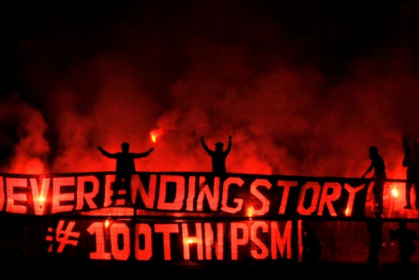 Suporter PSM Makassar 'The Maczman' menyalakan kembang api saat merayakan HUT ke-100 PSM Makassar di Stadion Mattoanging Gelora Andi Mattalatta. (ilustrasi) 