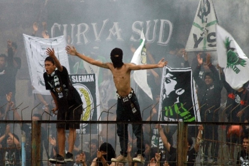 Suporter PSS Sleman, Slemania meluapkan kegembiraan kemenangan PSS Sleman saat berhadapan dengan Mojokerto Putra.