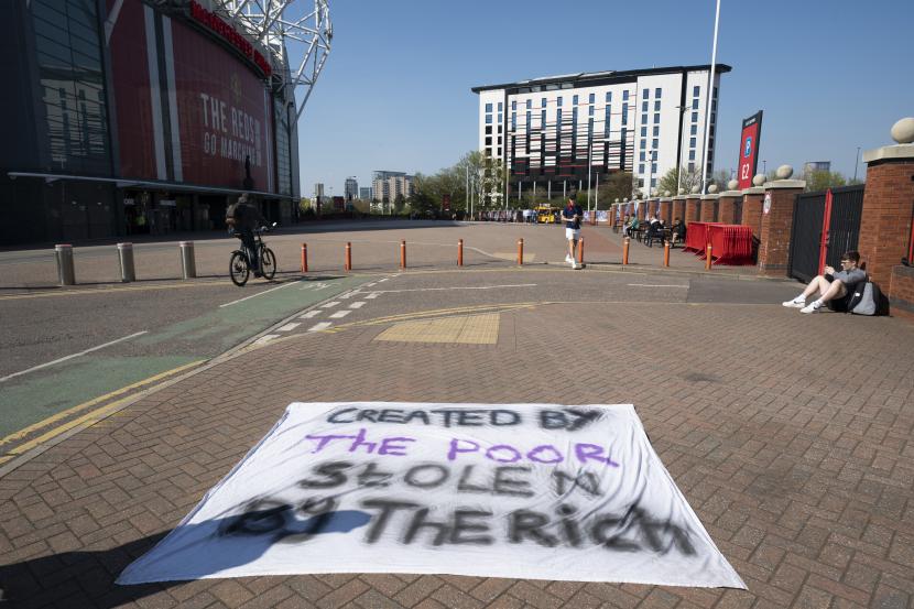 Suporter sepak bola memasang spanduk protes di luar Stadion Old Trafford Manchester United, Manchester, Inggris, Senin 19 April 2021, menentang pembentukan Liga Super Eropa. 