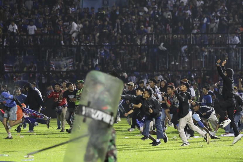 Bentrokan yang terjadi di Stadion Kanjuruhan di Malang, Jawa Timur, Indonesia, Sabtu, 1 Oktober 2022. 