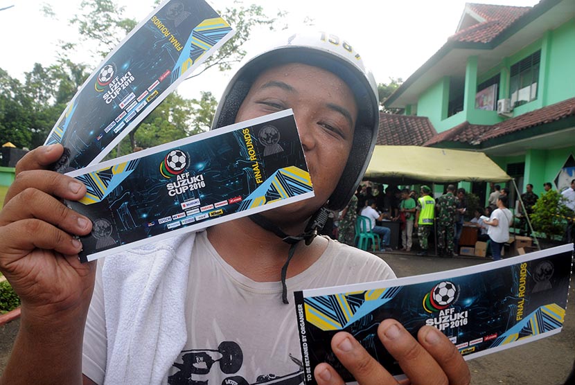Suporter sepak bola menunjukan tiket  inal Piala AFF 2016 di Markas Komando Distrik Militer (Kodim) 0621, Cibinong Kabupaten Bogor, Jawa Barat, Selasa (13/12). 