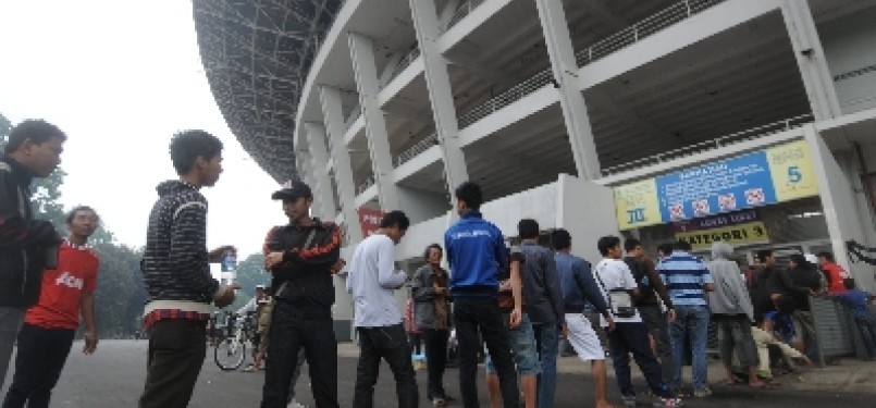 Suporter tim nasional Indonesia mengantre untuk mendapatkan tiket pertandingan timnas di Gelora Bung Karno, Jakarta. 