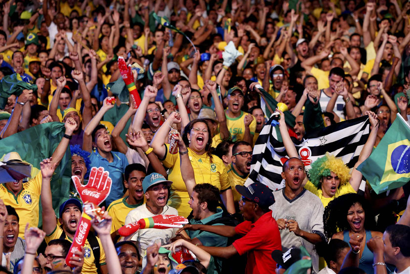 Suporter Timnas Brasil meluapkan euforia saat menyaksikan Timnas Brasil menghadapi Kroasia dalam laga Grup A Piala Dunia 2014 di zona fans, Recife, Kamis (12/6) 