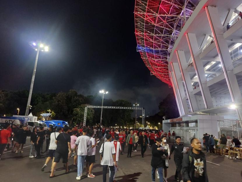 Suporter timnas Indonesia bersiap menyaksikan laga timnas Indonesia vs Vietnam di Stadion Utama Gelora Bung Karno, Senayan, Jakarta, Kamis (21/3/2024) malam.