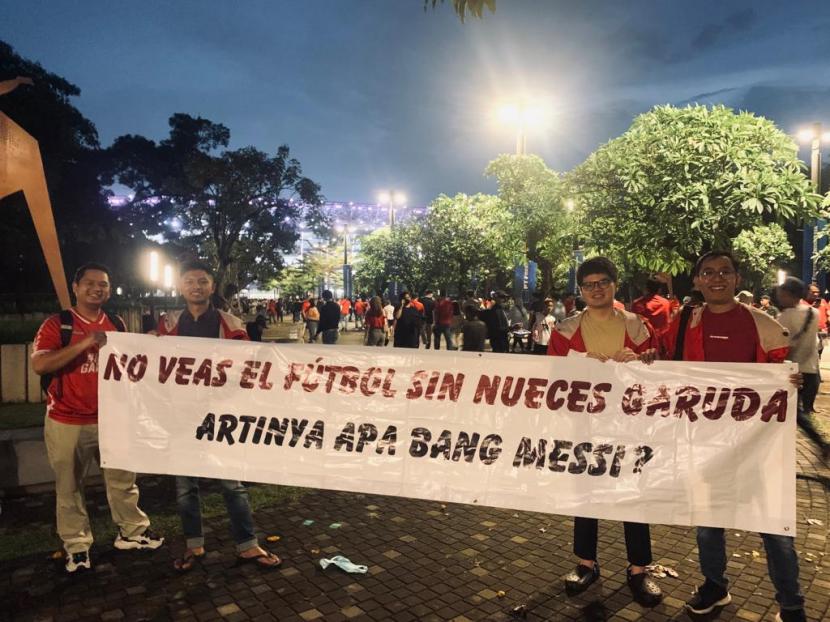 Suporter timnas Indonesia hendak menyaksikan laga Indonesia vs Argentina di Stadion Utama Gelora Bung Karno, Senayan, Jakarta, Senin (19/6/2023) petang.