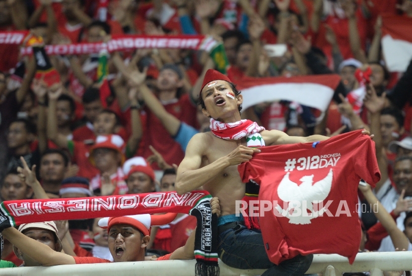  Suporter Timnas Indonesia memadati tribun stadion saat Semifinal I AFF 2016 melawan di Stadion Pakansari, Bogor, Jawa Barat, Sabtu (3/12) malam.