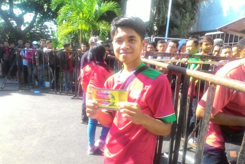 Suporter timnas Indonesia menunjukkan tiket laga Indonesia vs Malaysia, Selasa (6/9).