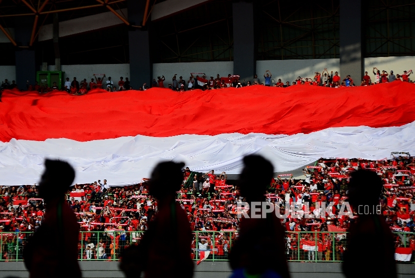 Suporter timnas Indonesia menyanyikan lagu Indonesia Raya. (Ilustrasi)