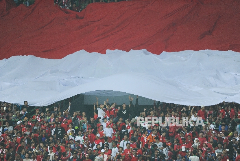 Suporter timnas Indonesia saat laga persahabatan melawan Fiji di Stadion Patriot Candrabaga, Bekasi, Sabtu (2/9).