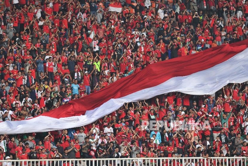 Suporter Timnas Indonesia U-22 memberikan dukungan dalam laga persahabatan melawan Myanmar di Stadion Pakansari, Cibinong, Bogor, Selasa (21/3).