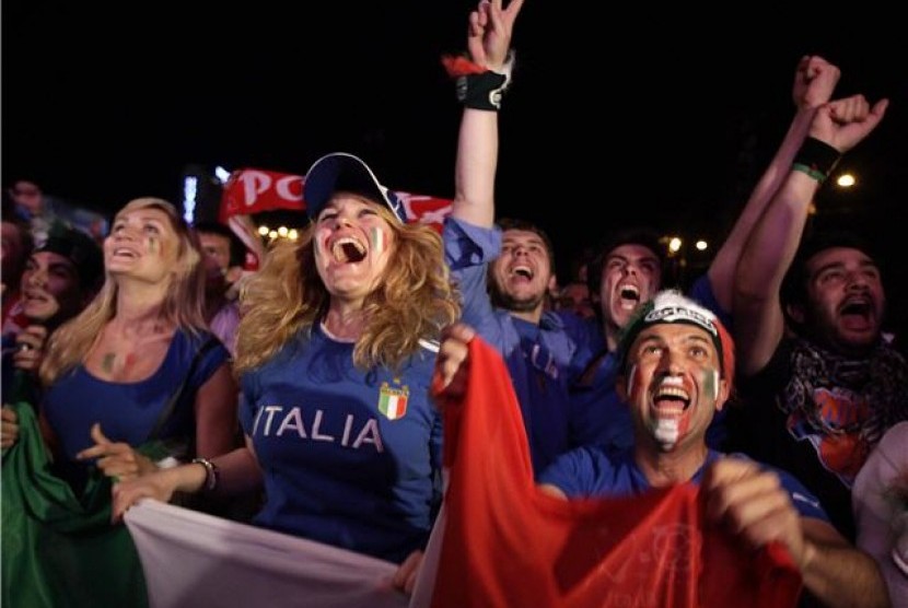 Suporter timnas Italia bersorak merayakan kemenangan Italia atas Jerman di babak semifinal Piala Eropa 2012. 