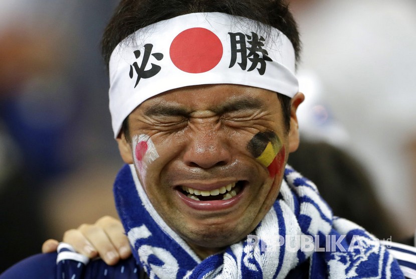 Suporter timnas Jepang menangis setelah tim dukungannya gagal melaju ke babak 8 besar  pada pertandingan babak 16 besar Piala Dunia 2018 di Stadion Rostov Arena, Selasa (3/7) dini hari WIB.