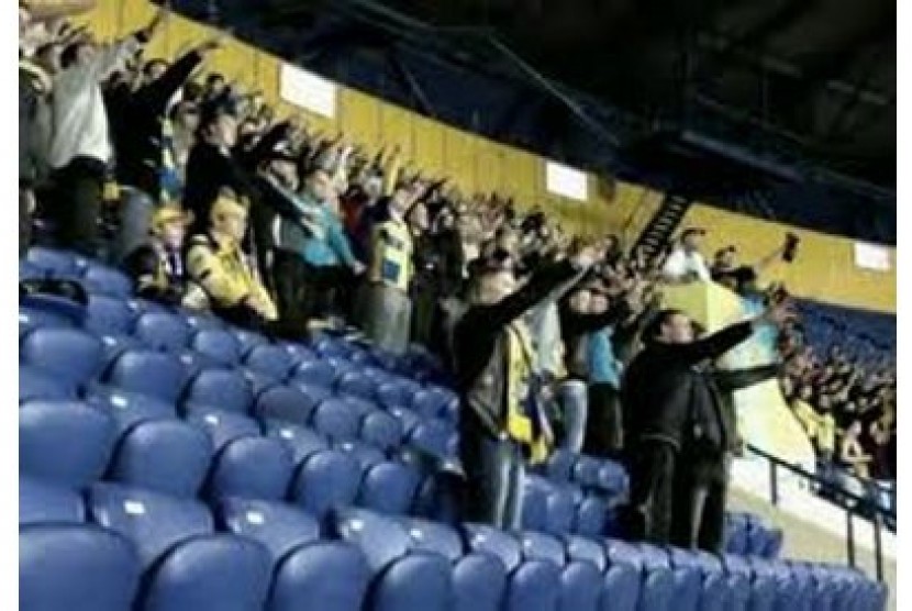 Suporter Ukraina melakukan ulah rasisme memberi salut Nazi dalam sebuah pertandingan.