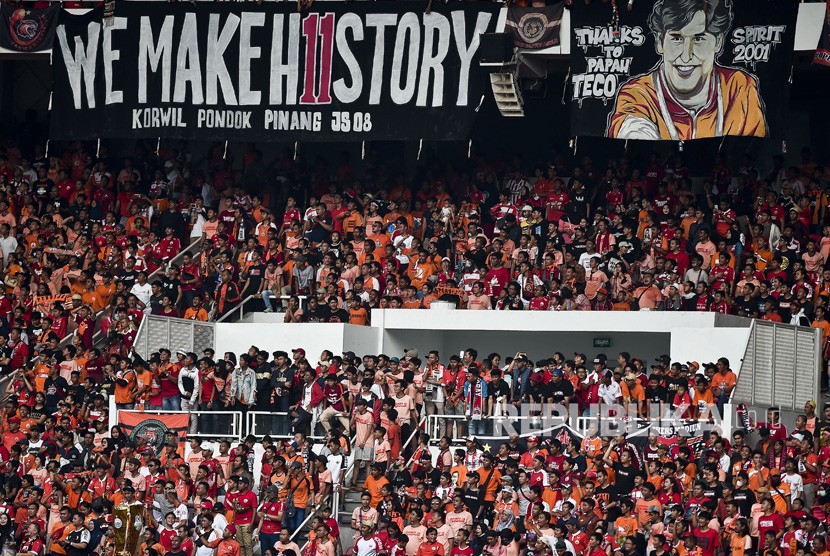 Suporter yang tergabung dalam The Jakmania memberi dukungan kepada kesebelasan Persija Jakarta yang melawan Mitra Kukar FC dalam pertandingan liga 1 2018, di Stadiun Gelora Bung Karno, Jakarta, Ahad (9/12/2018). 