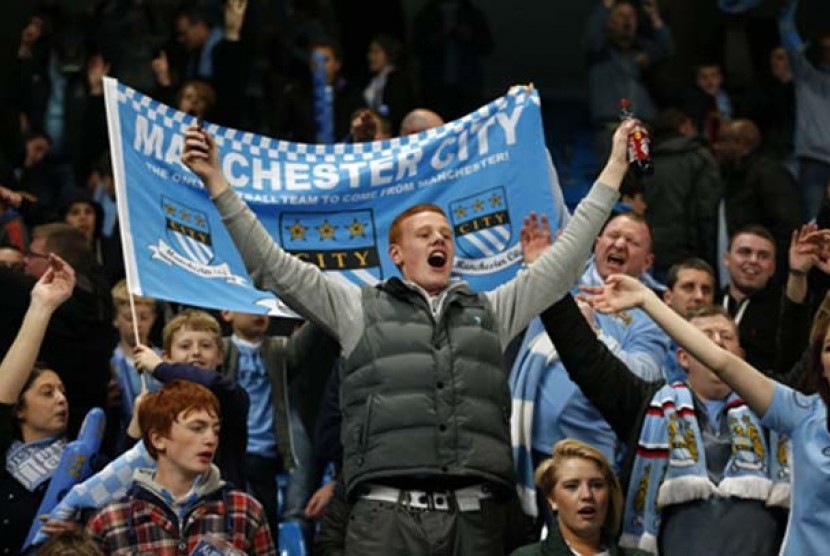  Supporter Manchester City merayakan kemenangan timnya usai mengalahkan Manchester United 1-0 di Stadion Etihad, Selasa (1/5) dinihari WIB.