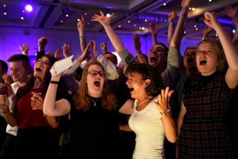 Supporters from the 'No' Campaign react to a declaration in their favour, at the Better Together Campaign headquarters in Glasgow, Scotland September 19, 2014.