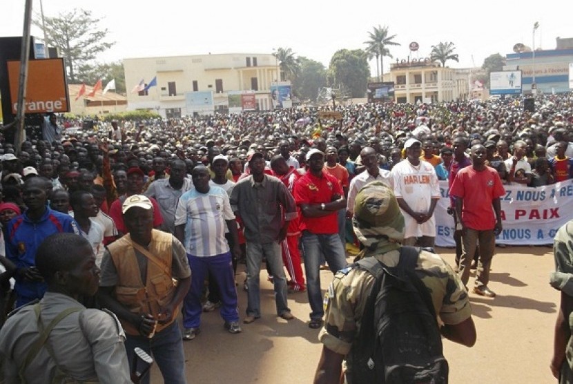 Supporters of Central African Republic President Francois Bozize and anti-rebel protesters listen to an appeal for help by Bozize, in Bangui December 27, 2012.  