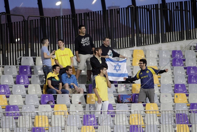 Supporters of Maccabi cheer during the third qualifying round of the Champions league soccer match between Maribor and Maccabi Tel Aviv, in Maribor, July 30, 2014. 