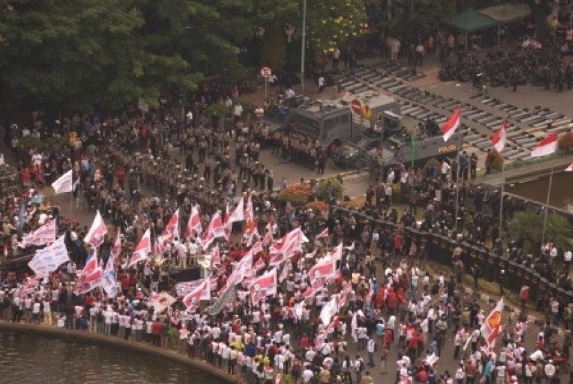 Supporters of Prabowo Subianto and Hatta Rajasa stage a protes near National Minument in Jakarta on Wednesday. 