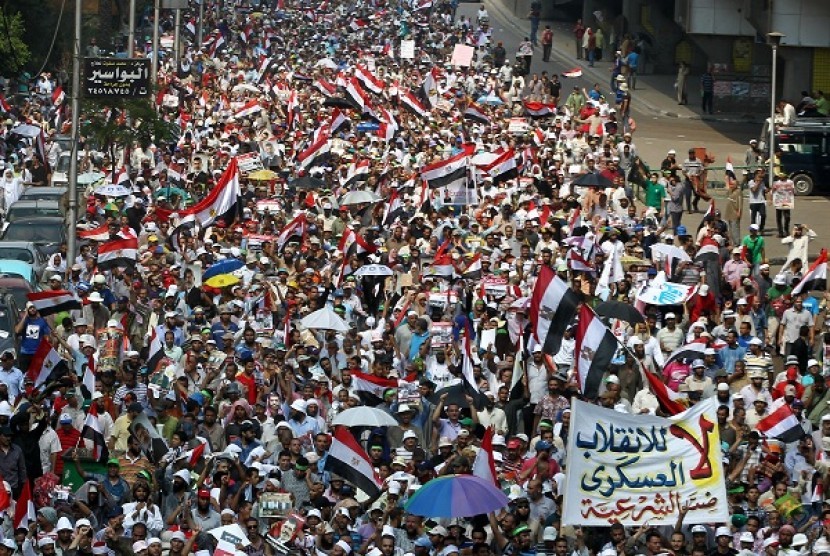 Supporters of President Mohammed Mursi demonstrate near the Rabaah al-Adawiya mosque in the Nasr City neighborhood of Cairo, Egypt, 19July 201. 