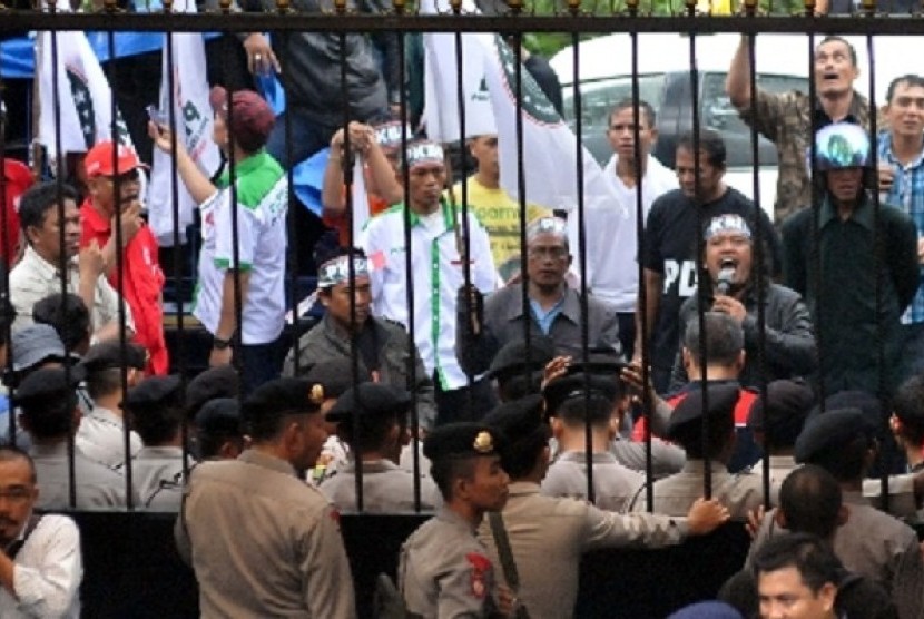 Supporters of small parties hold a protest in front of General Elections Commission's office in jakarta, over its decision over political parties that fail to fulfill the eligibility requirements.  