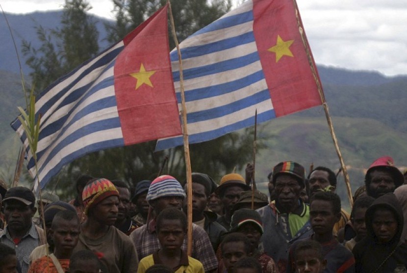Supporters of the Free Papua Movement carry the Morning Star independence flag during a flag-raising ceremony in the district of Paniai Timur in Papua on October 17, 2008. (file photo)