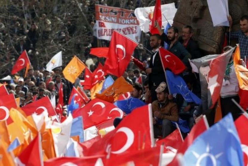Supporters of the ruling AK Party wave Turkish and party flags during an election rally in Konya, central Turkey, March 28, 2014.