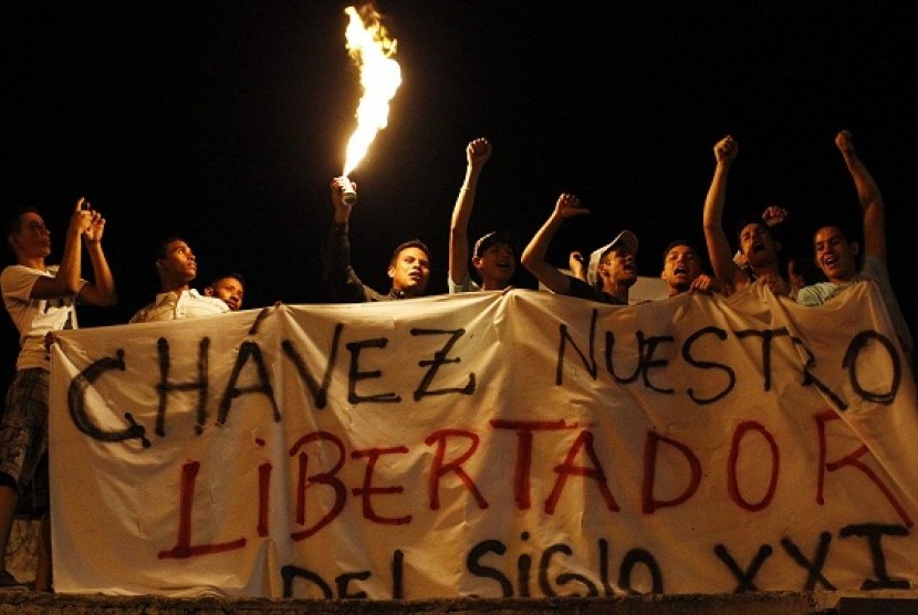 Supporters of Venezuela's President Hugo Chavez react to the announcement of his death outside the hospital where he was being treated, in Caracas, March 5, 2013.