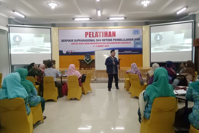 Suprarasional. Presiden Direktur Klinik Pendidikan MIPA Ridwan Hasan Saputra menjadi pembicara dalam Seminar Cara Berpikir Suprarasional di Sidoarjo.