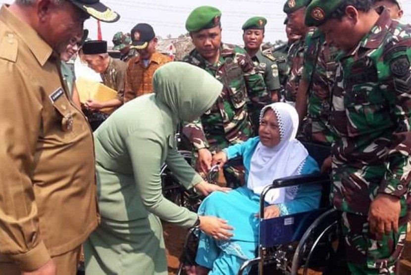Supriyatni (57 tahun), ibu tiga anak ini, tak kuasa menahan tangis saat menerima kursi roda gratis dari program TNI Manunggal Membangun Desa (TMMD) di Kelurahan Cipayung Jaya, Kota Depok 