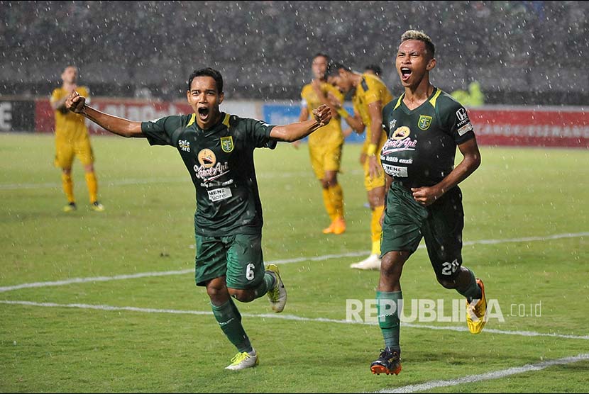 Surabaya Osvaldo Ardiles Haay (kanan) dan Misbakus Solikin (kiri) merayakan gol satu-satunya pada laga lanjutan Liga 1 Indonesia di Stadion Gelora Bung Tomo (GBT) Surabaya, Jawa Timur, Senin (26/11