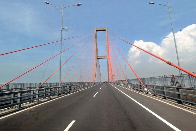 Suramadu Bridge spans from Surabaya in East Java to Madura Island. The vehicle influx to the bridge this Eid al Fitr is expected to increase 10 percent compared to last year's. (illustration)