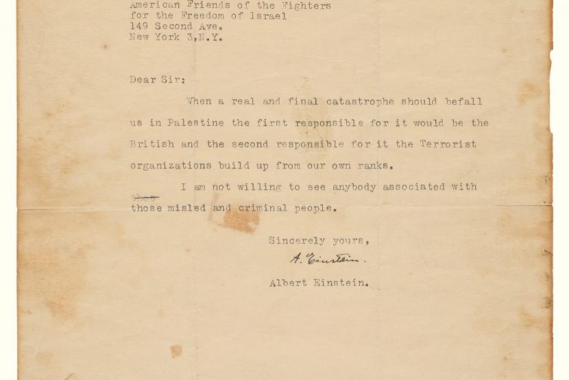 Sebuah surat tahun 1922 di mana Albert Einstein menceritakan ketakutannya akan munculnya anti-Semitisme di Jerman, lebih dari satu dekade sebelum Nazi mengambil alih kekuasaan, dijual di sebuah lelang Israel pada hari Selasa (13/11) seharga 32 ribu dolar AS.