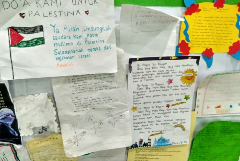 Surat, harapan, dan doa yang ditulis siswa SDIT Nur Hidayah, Surakarta, Jawa Tengah, untuk anak-anak di Palestina. Sekolah melakukan penggalangan dana untuk Palestina pada Jumat (28/7).