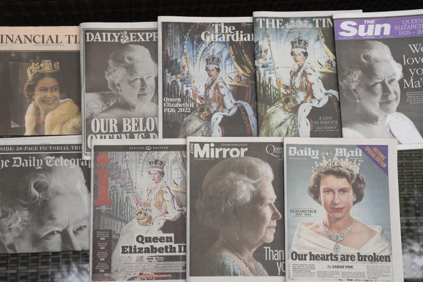Surat kabar yang didedikasikan untuk kematian Ratu Elizabeth II terlihat di Manchester, Inggris, Jumat, 9 September 2022. Ratu Elizabeth II, raja terlama yang memerintah Inggris, meninggal pada Kamis 8 September dalam usia 96 tahun. Dewan Muslim Inggris Beri Penghormatan kepada Ratu Elizabeth II